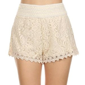 ✨3/ $25✨White lace shorts